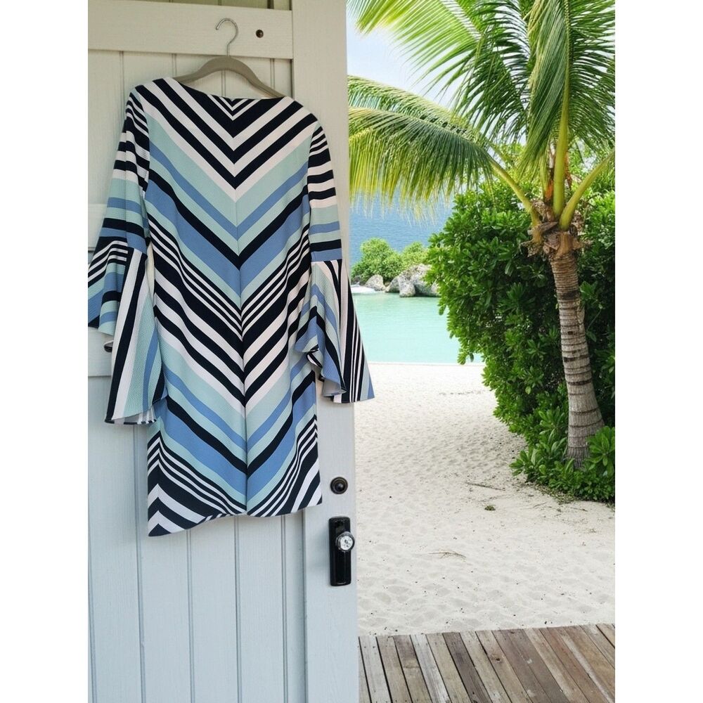 Roz & Ali NWOT Blue & White Chevron Dress | Flattering V-Pattern Size Medium
